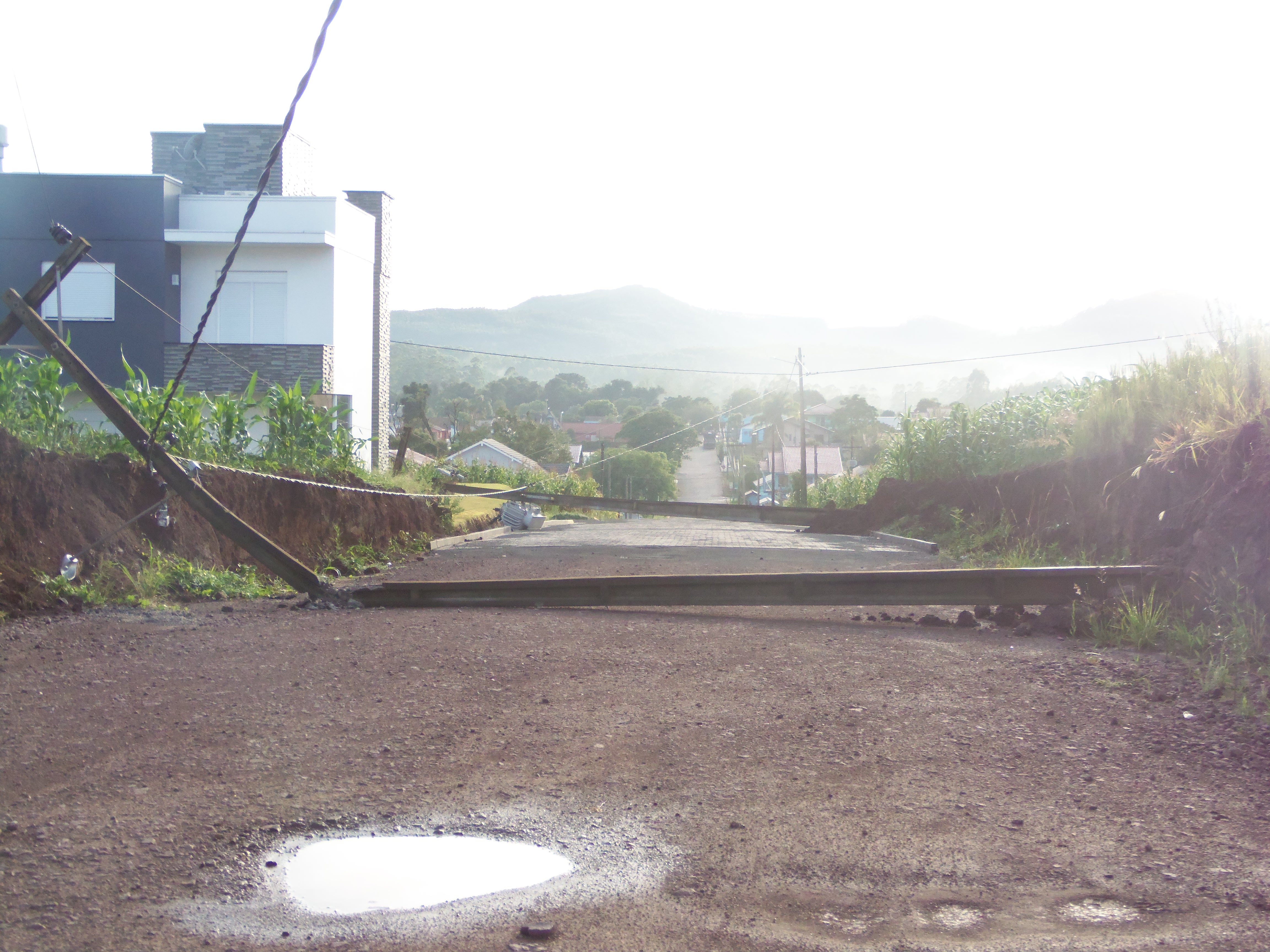 Rua Frederico Roloff, no Centro foi a mais afetada com a queda de dois postes.